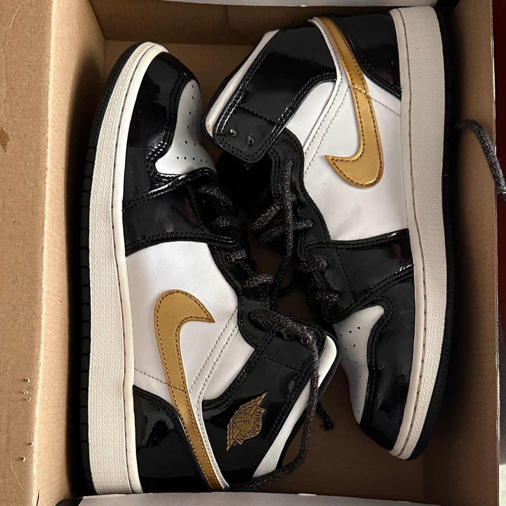 Air Jordan 1 Mid SE (GS) Black and Metallic Gold